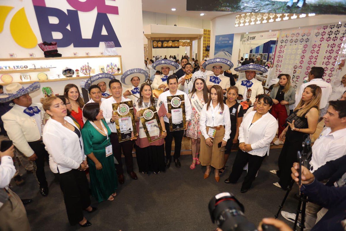 LorenzoRiveraN's tweet photo. Con enorme orgullo recibo a nombre de Chignahuapan el premio como “Mejor Pueblo Mágico para una escapada inolvidable” de la revista @mexdesconocido. Esto no sería posible sin el apoyo de @Gob_Puebla a través de @TurismoGobPue y el trabajo en equipo con  prestadores de servicios. https://t.co/iwte1oQQ41