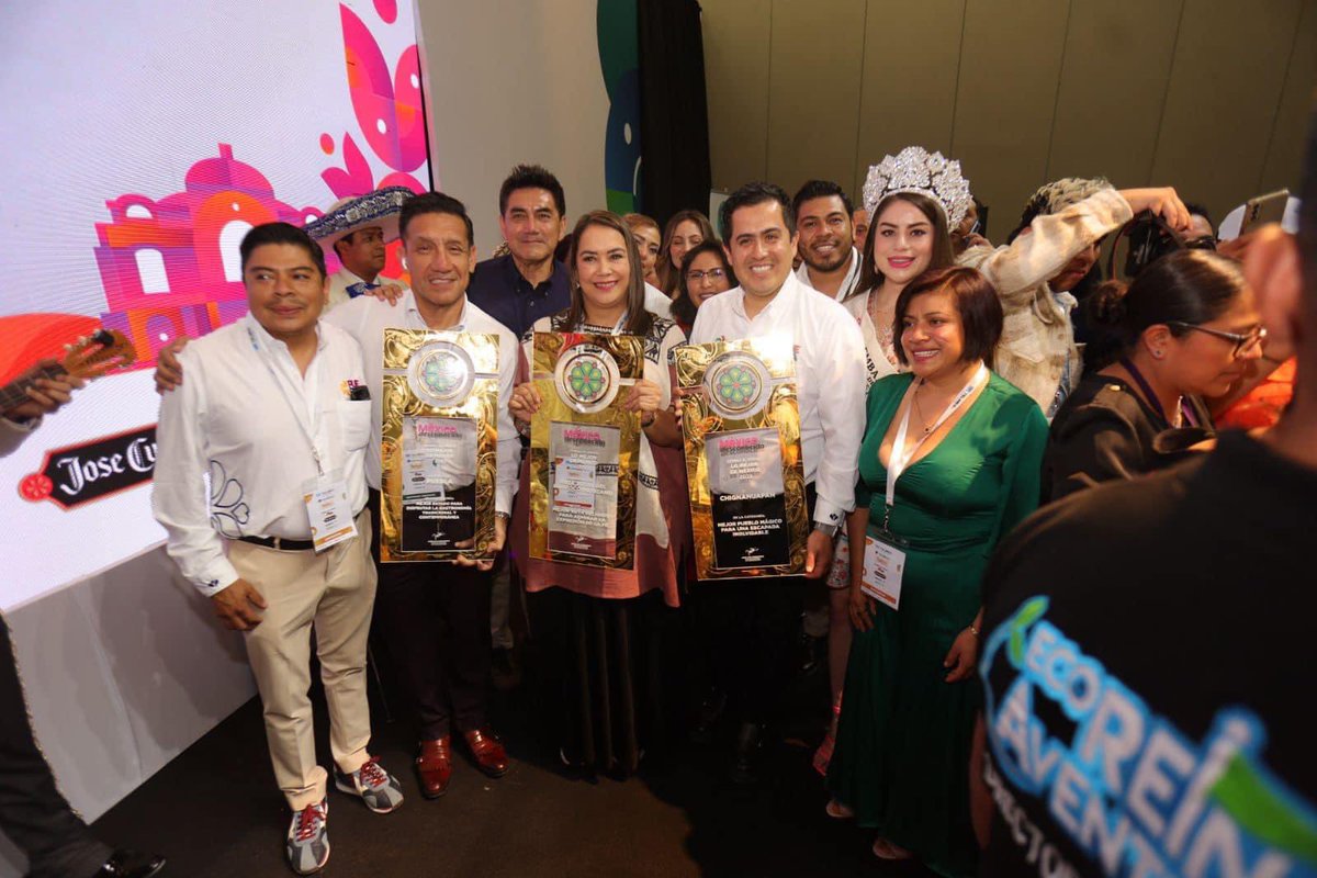 LorenzoRiveraN's tweet photo. Con enorme orgullo recibo a nombre de Chignahuapan el premio como “Mejor Pueblo Mágico para una escapada inolvidable” de la revista @mexdesconocido. Esto no sería posible sin el apoyo de @Gob_Puebla a través de @TurismoGobPue y el trabajo en equipo con  prestadores de servicios. https://t.co/iwte1oQQ41