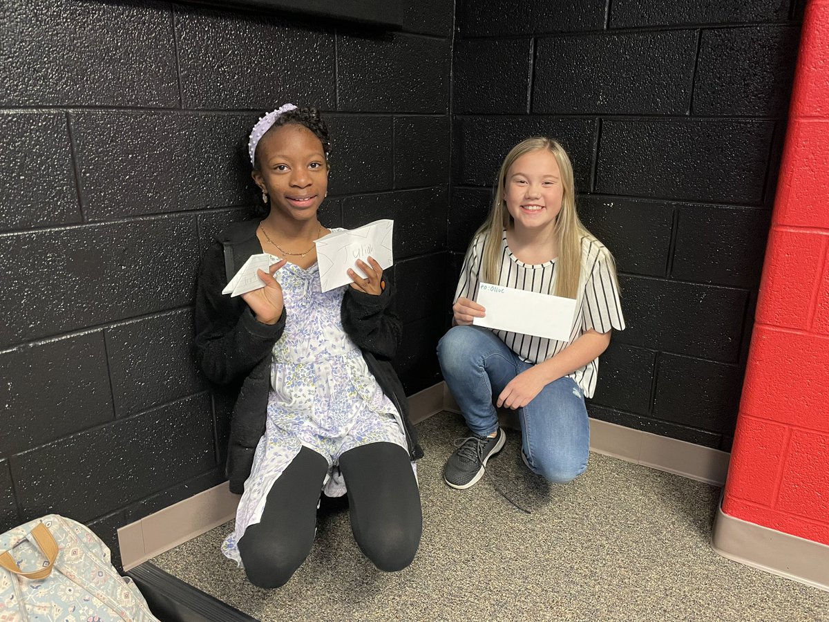 Our first wave of Pen Pal letters came in today and our Student Leaders couldn’t be any more thrilled! So excited to join forces with <a href="/YorkshireElem/">Yorkshire Elementary School</a> #AshlandSOAR