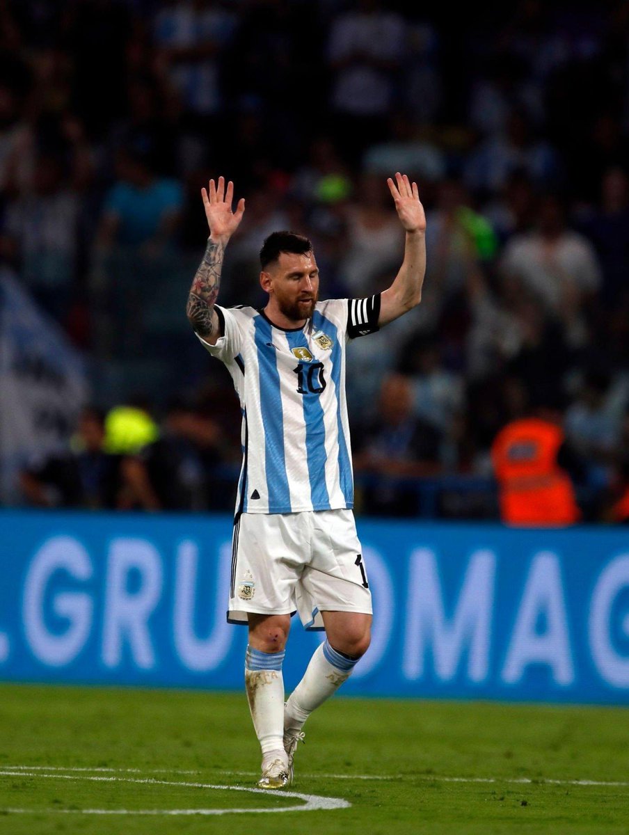 TeamLeoM's tweet photo. EL MEJOR JUGADOR DE LA HISTORIA. https://t.co/1carOkichG