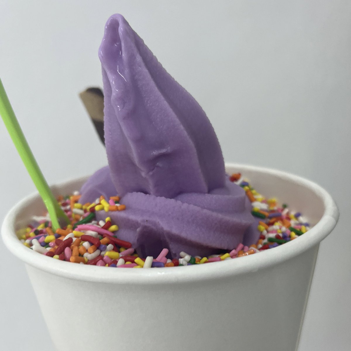 inglorarity's tweet photo. Hi #froyotwt I rate this froyo a 6/10 because its really pricey But Omg i love the flavour is so nom nom !!!!!!!!! im in such a good mood now https://t.co/DWdHe60DPk