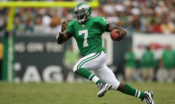 MySportsUpdate's tweet photo. #Eagles owner Jeffrey Lurie confirmed to reporters today that their Kelly Green jerseys will be brought back next season. https://t.co/R2G1ZuQUXn