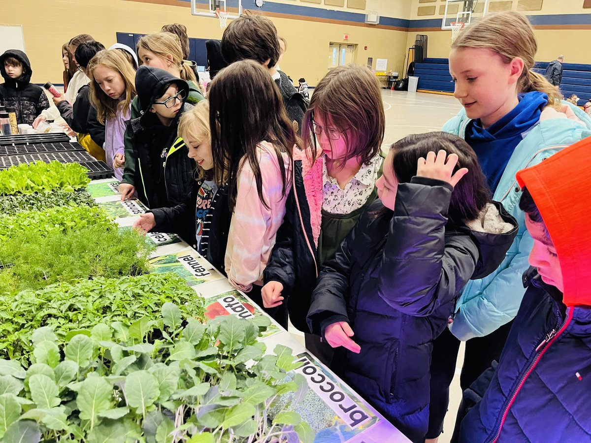 MrsJacksSCE's tweet photo. We had such a great time looking, listening and learning from our @FishersParks @Daniel1Teach! Thank you for joining us at our Ag Day! @SCECougars #AgriPark https://t.co/Ay66A4hSKj