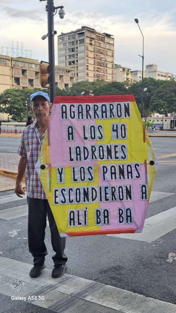 RCR750's tweet photo. Del señor de los papagayos. https://t.co/LoomeaF0JY
