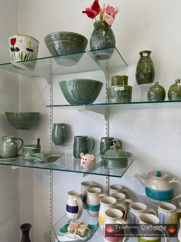 texturescrafts's tweet photo. #Pottery by Diane Irons #TexturesCraftworks @LockeStShops Drop in for a visit to see what other glazes she uses.

#handmade #HamOnt #TexturesCraftworks #gifts #handcrafted #giftideas #local #artisan #potter #homedecor #vases #accessories #plates #bowls #bowlset https://t.co/BHForzulUa