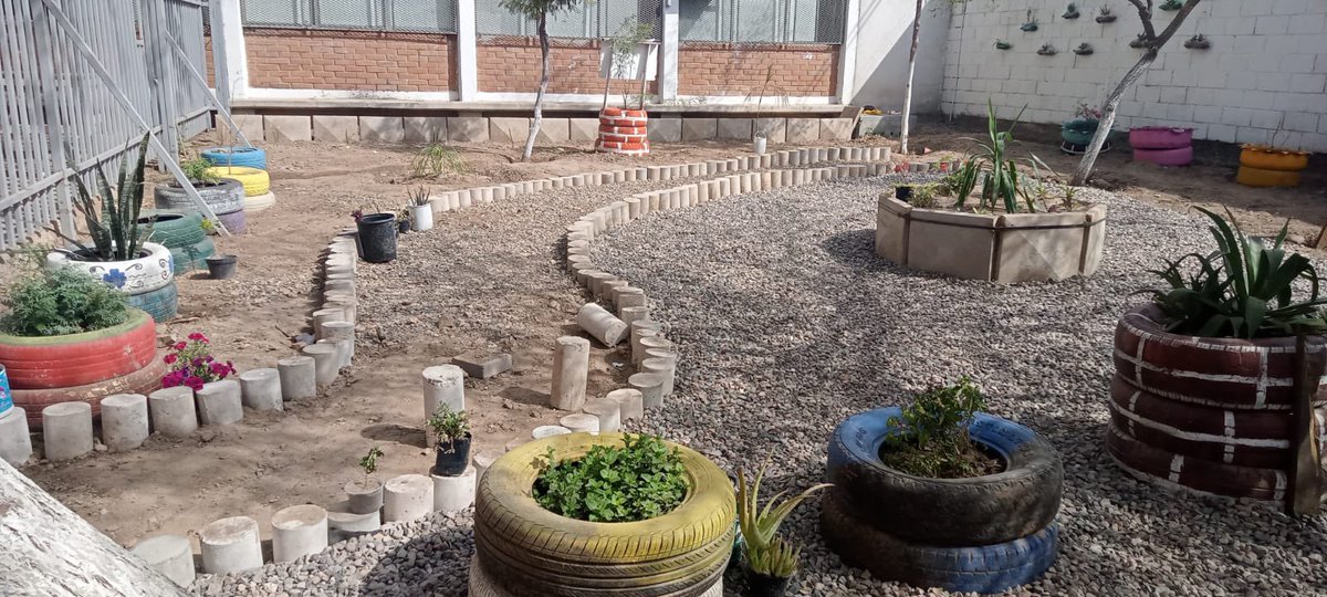SECSonora's tweet photo. Sandía, frijol y rábano, serán las primeras hortalizas que sembrarán estudiantes de la secundaria “Alfredo E. Uruchurtu” de Hermosillo. Lo anterior es posible gracias a la política de transversalidad con la que trabajan la @SECSonora y la @SAGARHPASonora. https://t.co/jxRFLl3Eu4
