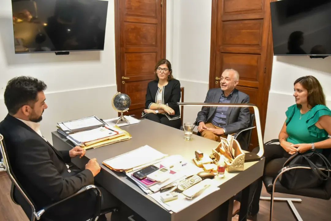 MinSegJusDDHH's tweet photo. 🔺🔻En el día de hoy, el Ministro de Seguridad, Justicia y Derechos Humanos, Miguel Zárate, se reunió con el Dr. José Emilio Graglia y la Mgt. Carla Tassile, Presidente y Directora Ejecutiva de la Fundación para la Investigación Científica y los Estudios Sociales (ICES). https://t.co/kcLaTFUYkj