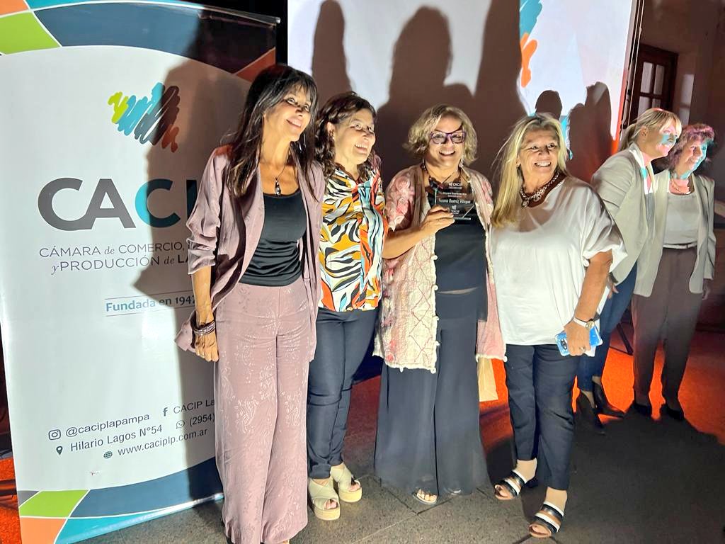 AdriERomero's tweet photo. CACIP distinguió a mujeres empresarias y la Inspiradora fue Susana Villegas de Sedas Pampeanas! Felicitaciones! #RN188 #Realico #LaPampa @TurismoRealico https://t.co/Cto5GeIDyG