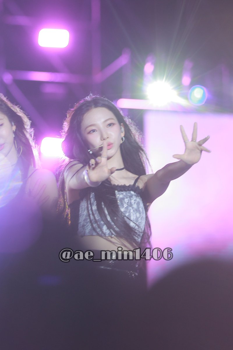 ae_min1406's tweet image. 잼잼하는 유지민

에스파 카리나 사운드체크
#aespa #KARINA #SoundCheck_TH 230325