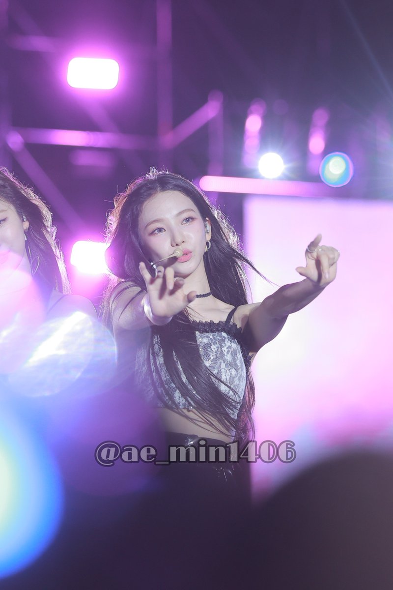 ae_min1406's tweet image. 잼잼하는 유지민

에스파 카리나 사운드체크
#aespa #KARINA #SoundCheck_TH 230325