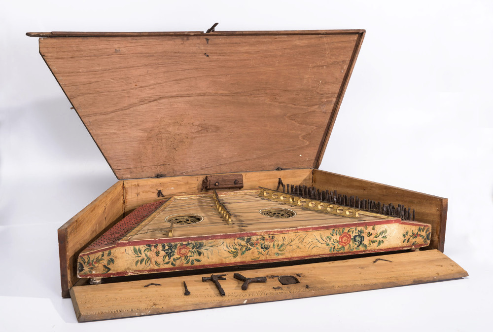 Banrepcultural's tweet photo. ¿Sabías que el Banco cuenta con una colección de instrumentos? 😱

La colección está conformada por cordófonos, aerófonos, idiófonos y membranófonos que a partir de 1928 monseñor José Ignacio Perdomo se dedicó a recoger y coleccionar.

💻 Explórala aquí: https://t.co/HFnmo1o9VI https://t.co/7R0lj1TMQd