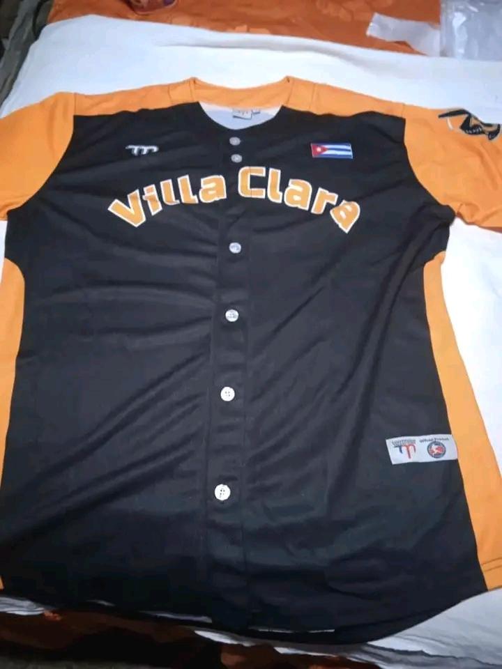 VCL_Azucareros's tweet photo. Así luce el traje del #VillaClara para mañana enfrentar a #Cienfuegos. Les gusta el diseño? 
Foto Tomada del Facebook de @DayronU @radiocmhw @EstereocentroSC @superacionvc @DuanysHT https://t.co/7K0Wy0p5us