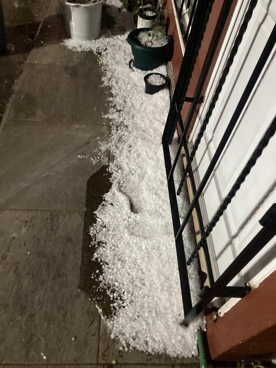 rosevdd's tweet photo. @aesquinca pues en mi colonia si cayó aguacero, tormenta, granizo y todo https://t.co/yF16HrQdAO