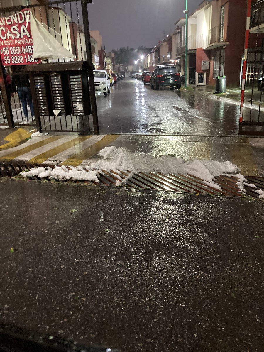 rosevdd's tweet photo. @aesquinca pues en mi colonia si cayó aguacero, tormenta, granizo y todo https://t.co/yF16HrQdAO