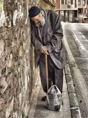 ذاتَ يوم ستَجد نفسكَ وحيداً وليسَ معكَ غير الله فالجميع سيَرحل عاجلاً أم أجلاً والوحيد الباقي معك هو الله فكنْ قريباً لمَنْ سيَكون معكَ حتى نهاية الرحلة لا مَنْ يترككَ في منتَصف رحلة الحياة .إلهي وقف السائلون ببابك ولاذ الفقراء بجنابك و وقفت سفينة المساكين على ساحل بحر جودك وكرمك