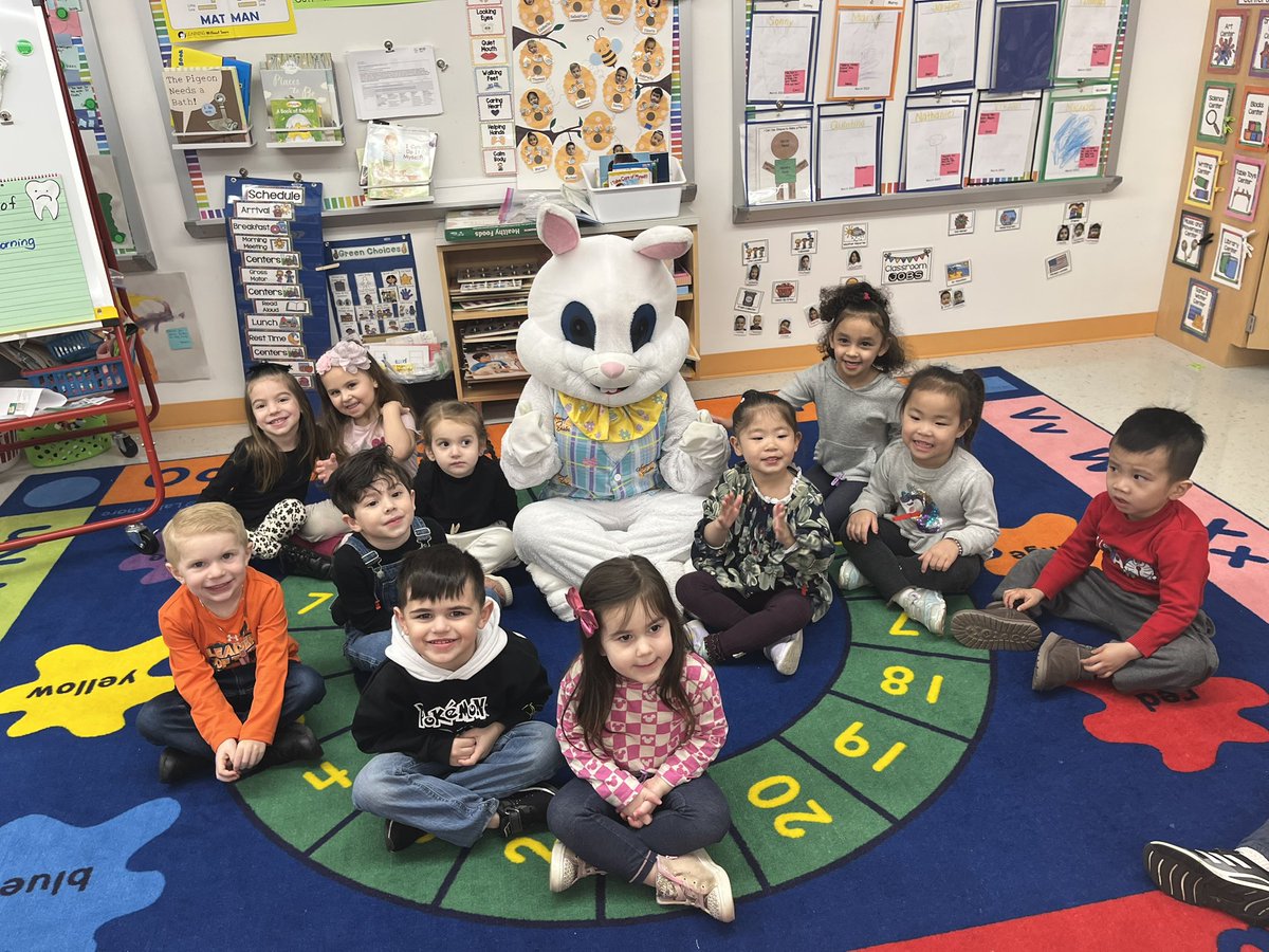 D31BeeHiveSI's tweet photo. Hoppin' into spring with a special visit from the bunny himself 🐰🌸 #SpringBunny #3KFun #Woodrow #WelcomeSpring @DrJoyAbrams @AP_JelaniMiller @DrMarionWilson @CSD31SI @NYCSchools https://t.co/nbBFZQHp7F