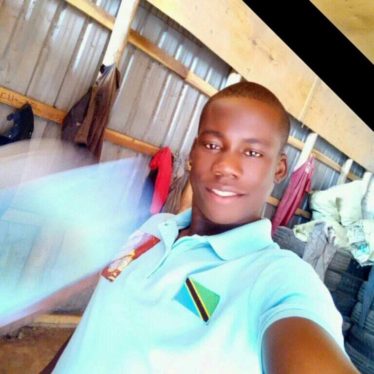 JacksonFrobix's tweet photo. Looking for a  work who can work in a mobile money, one a farm, in a library, in a shop, hardware in Uganda don't think about something else. Just contact me on 0755811702/0773085825 https://t.co/f1WmvDjMrm