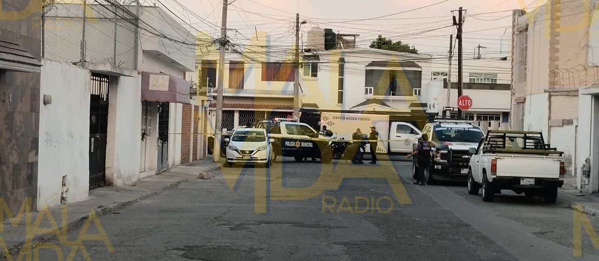 malavidaqro's tweet photo. Mujer de 62 años de edad muere en la vía pública derivado de un paro cardíaco fulminante, lo anterior mientras caminaba por la calle Ingenieros de la Col. #ElRetablo, en la capital queretana.
Pese a que se intentó reanimarla, la mujer ya no reaccionó. https://t.co/P1pO84DdMT