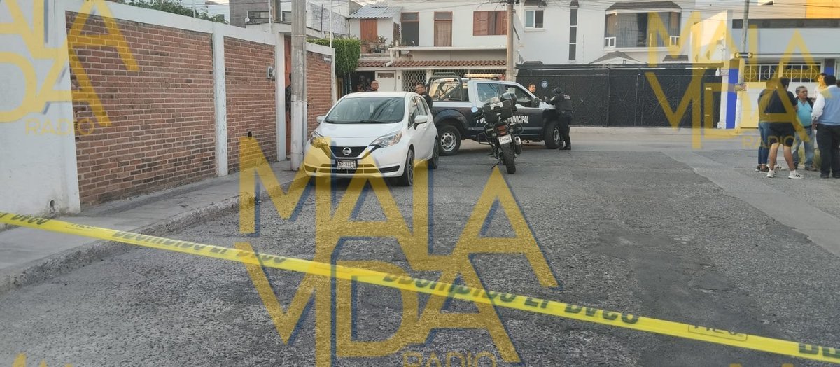 malavidaqro's tweet photo. Mujer de 62 años de edad muere en la vía pública derivado de un paro cardíaco fulminante, lo anterior mientras caminaba por la calle Ingenieros de la Col. #ElRetablo, en la capital queretana.
Pese a que se intentó reanimarla, la mujer ya no reaccionó. https://t.co/P1pO84DdMT