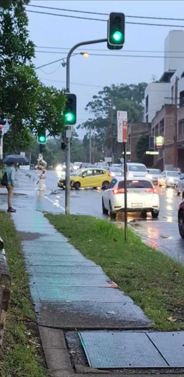 ChrisMusty's tweet photo. Ahhhh corner of Hannah St and Beecroft rd #beecroft accidents galore, fatalities and endless horn honking from idiots unhappy with confused drivers. Another day another smash. https://t.co/oI1Gn4hwDQ