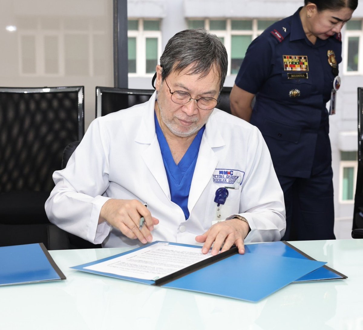 pnppio's tweet photo. PNP AND MMC FOUNDATION FORGE PARTNERSHIP FOR BETTER HEALTHCARE SERVICES FOR PERSONNEL

Read more: https://t.co/frLHgMYxtk

#LifeIsBeautiful
#KaligtasanNyoSagotKo
#TulongTulongTayo
#MKKequalsK
#PNPKakampiNyo

https://t.co/txtYyrimqG
https://t.co/Et8tu51evU
https://t.co/5VdvBt96eC https://t.co/qIoMiWrTsu