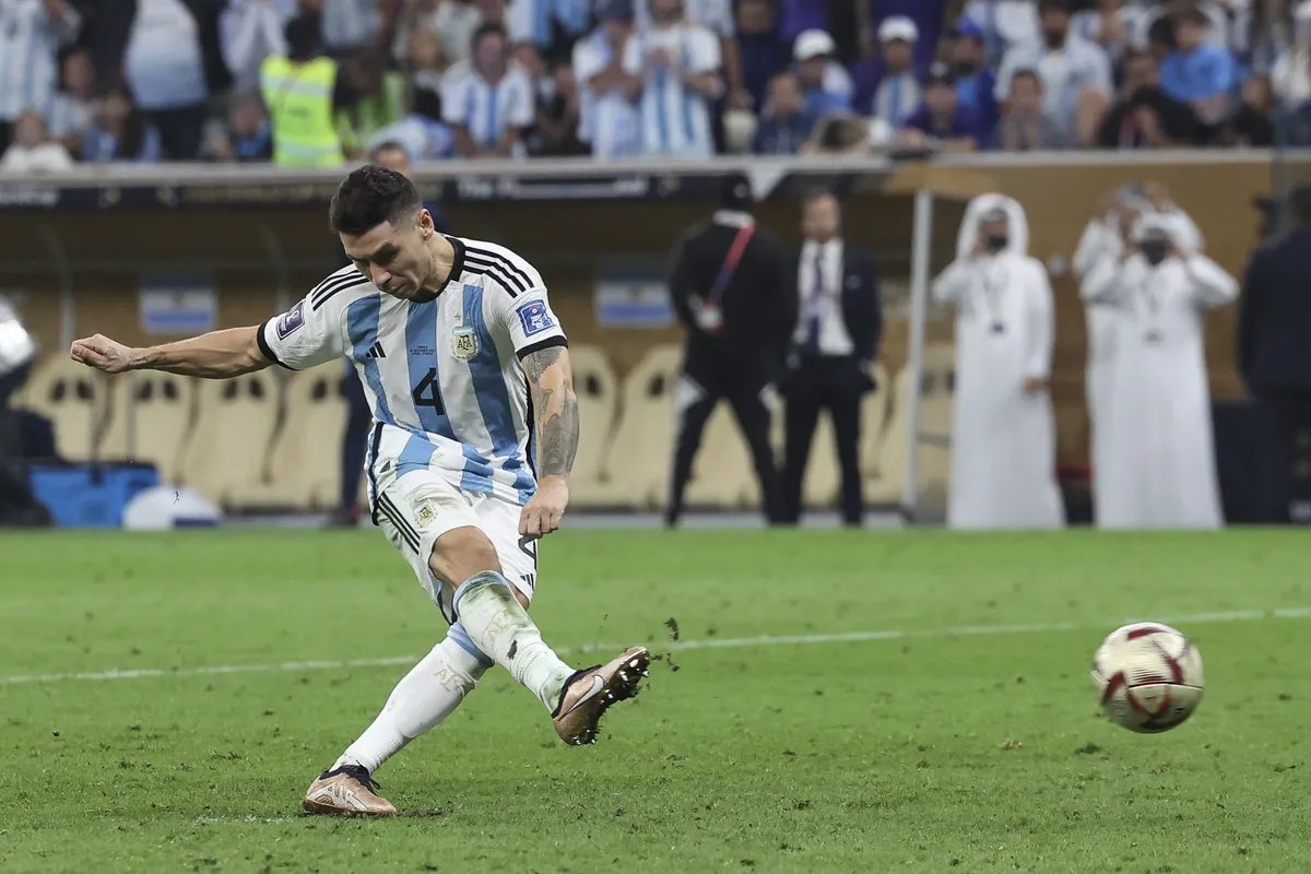 Ahora sí, gol de Montiel. Con gol de él arrancó la fiesta y el delirio de ser campeones del mundo, hoy para cerrar los festejos vuelve a hacer un gol el.