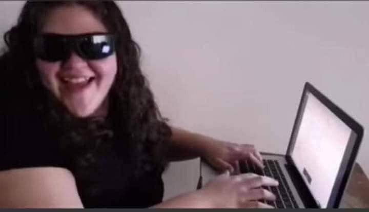 Yo enviándole tik toks a mi amix mientras la ignoro todo el día por chat: