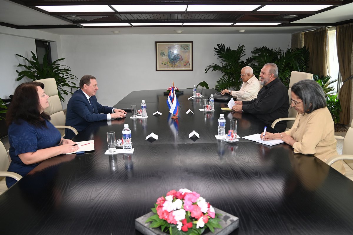Sostuve cordial encuentro con Andrei Anatolevich Guskov, embajador de #Rusia en #Cuba, quien termina su misión en nuestro país.
Ratificamos la voluntad de ampliar las relaciones bilaterales en esferas de interés común y fortalecer los vínculos entre nuestras naciones.