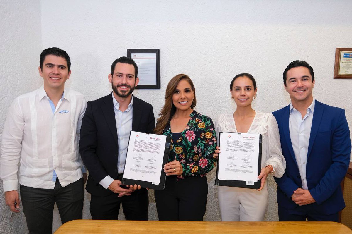 MaraLezama's tweet photo. Trabajando con el #NuevoAcuerdo, firmamos con el ayuntamiento de Benito Juárez, el convenio de colaboración para seguir promoviendo la inscripción al Registro Estatal de Turismo de Quintana Roo (RETUR-Q). https://t.co/uqScKx9fFC
