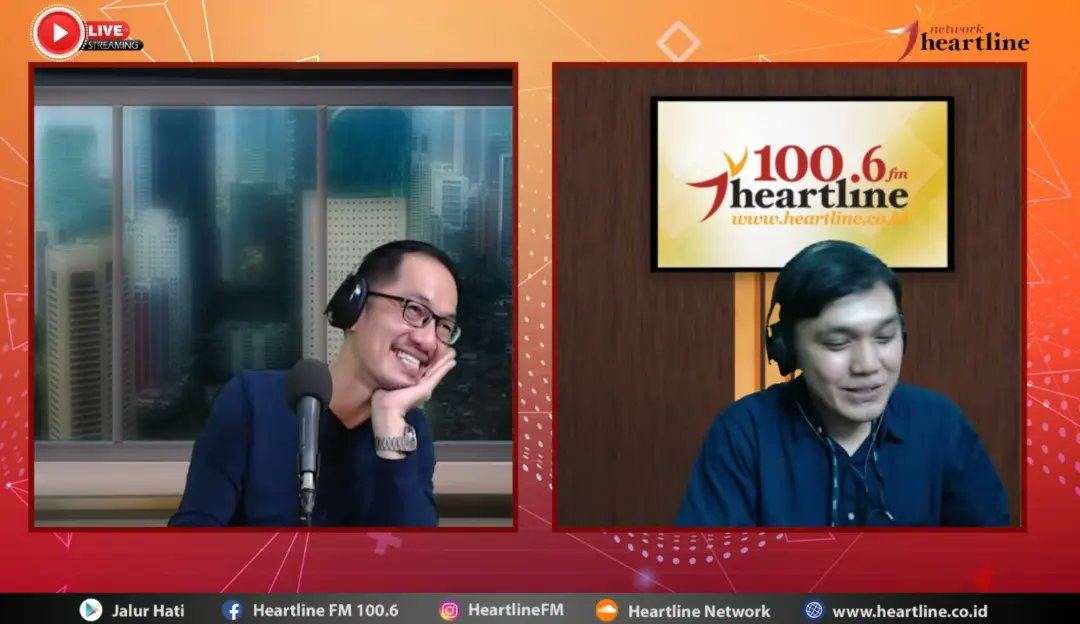 hendribun's tweet photo. Introvert vs Extrovert.
Bisa tebak kami yang mana? 
...
#RadioTalk 
#HeartlineNetwork 
#Introvert
#Extrovert
#SharingIsLearning 
...
Hendri Bun https://t.co/qdlLVegSsQ