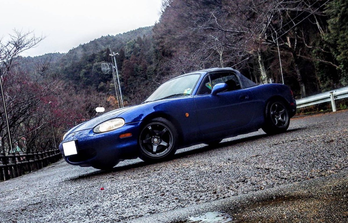S_U_A_C's tweet photo. 名前：くわはら（新2年）
愛車：NB8Cロードスター　10周年記念車
一言：マツダ党です。愛車はボンネットの色褪せがチャームポイント(?)のNB8Cロードスター10周年記念車。今はジムカーナに出れるような仕様にするためほぼノーマル状態での納車から少しずつ手を入れていってます。 https://t.co/Rul77TykvO