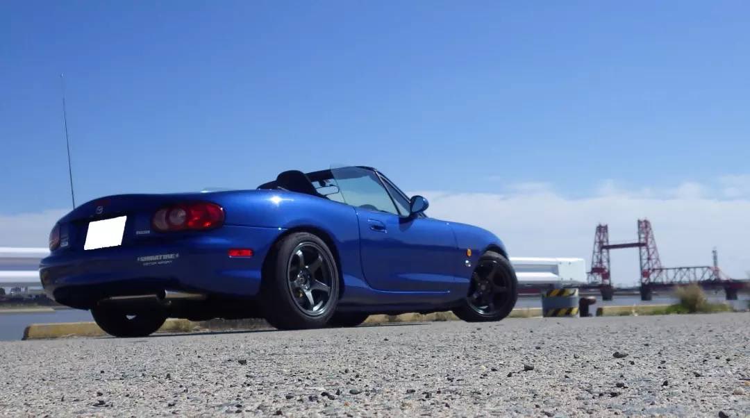 S_U_A_C's tweet photo. 名前：くわはら（新2年）
愛車：NB8Cロードスター　10周年記念車
一言：マツダ党です。愛車はボンネットの色褪せがチャームポイント(?)のNB8Cロードスター10周年記念車。今はジムカーナに出れるような仕様にするためほぼノーマル状態での納車から少しずつ手を入れていってます。 https://t.co/Rul77TykvO