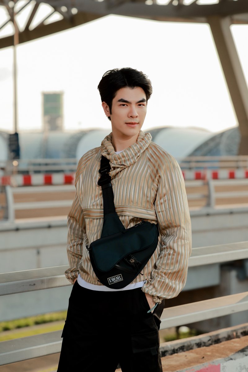 ElleMenThailand's tweet image. ให้กี่คะแนน? สำหรับแอร์พอร์ตลุคของมาย-ภาคภูมิ @milephakphum ในโททัลลุคจาก@dior เตรียมพร้อมเดินทางไปชมแฟชั่นโชว์ Dior Women's Fall 23 ที่จะจัดขึ้นในวันที่ 30 มีนาคมนี้ ณ มุมไบ ประเทศอินเดีย 

#ELLEMENnews
#ELLEMENthailand
#DIORFALL23