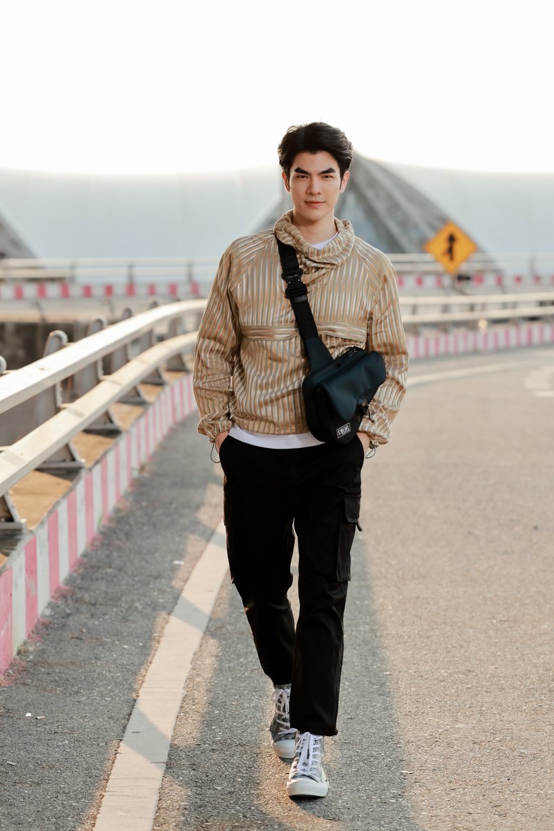 ElleMenThailand's tweet image. ให้กี่คะแนน? สำหรับแอร์พอร์ตลุคของมาย-ภาคภูมิ @milephakphum ในโททัลลุคจาก@dior เตรียมพร้อมเดินทางไปชมแฟชั่นโชว์ Dior Women's Fall 23 ที่จะจัดขึ้นในวันที่ 30 มีนาคมนี้ ณ มุมไบ ประเทศอินเดีย 

#ELLEMENnews
#ELLEMENthailand
#DIORFALL23