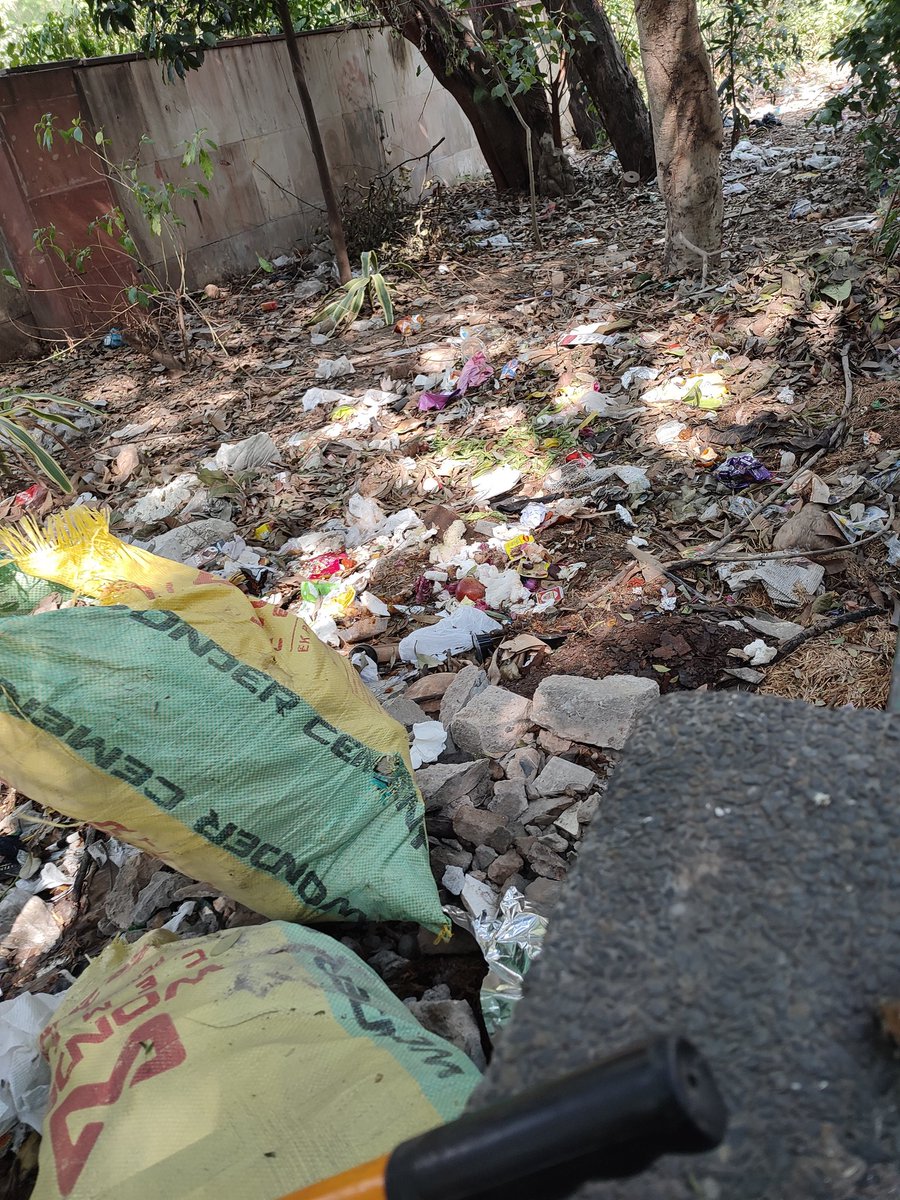 SustainDelhi's tweet photo. When will swachha dramas like these end & real work on cleaning the city, ie waste segregation at source #WSAS in keeping with Solid Waste Mgmt Rules 2016 #SWM2016 be enforced? @SwachhBharatGov @SBM_MCD @swachhbharat @HardeepSPuri @AshwaniKumar_92 @LtGovDelhi @MCD_Delhi @DCCNZMCD https://t.co/dclgZ4FAgC