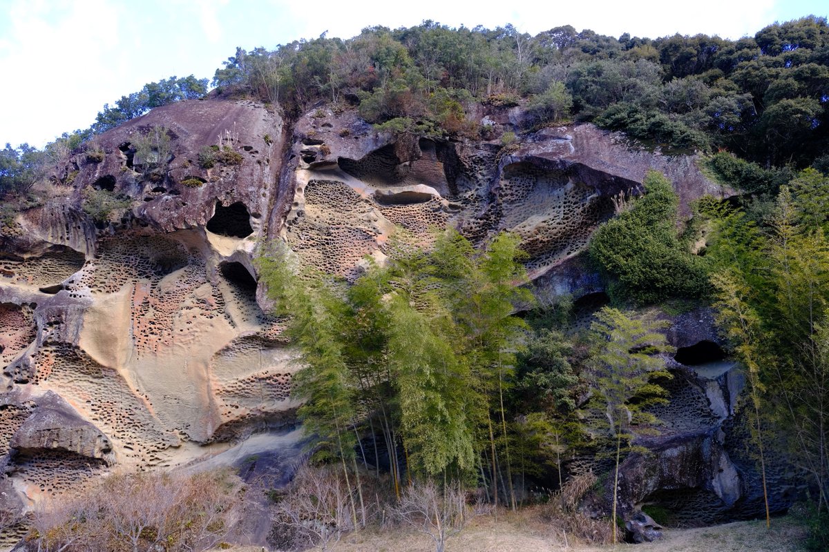 TRIPBASESTYLE's tweet photo. アンバサダー通信【和歌山】
圧倒的な自然の力を感じる場所「虫喰岩」
風化と浸食を繰り返して生み出された造形美は、見るものを圧倒します！
穴の開いた小石に糸を通して願掛けすると耳の病気が治る言い伝えも。
国指定の天然記念物は必見！

https://t.co/7RCeHpICf8

#フェアフィールド道の駅 https://t.co/uxTx4QGWFI