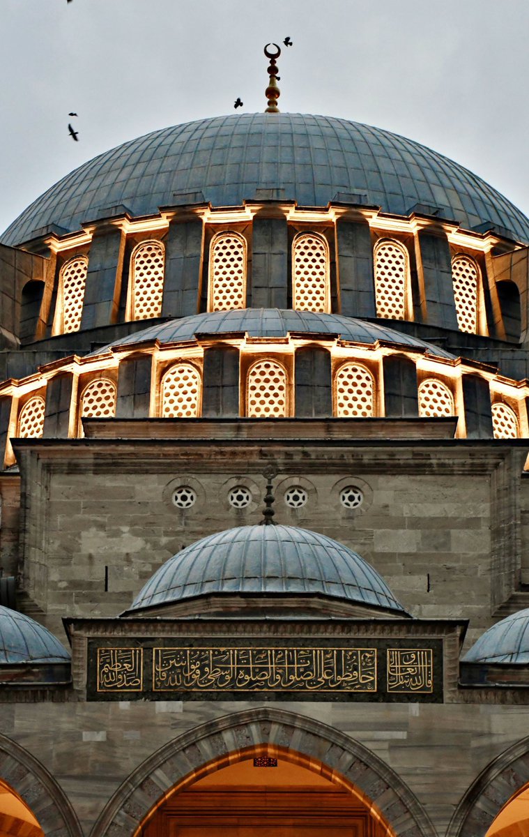 Serapklc19's tweet photo. ❝Ey bu gönül mülkünde ruhun sultanı
Aşkından başka bîr dara düşürme.  ❞ https://t.co/VA4z6zQTht