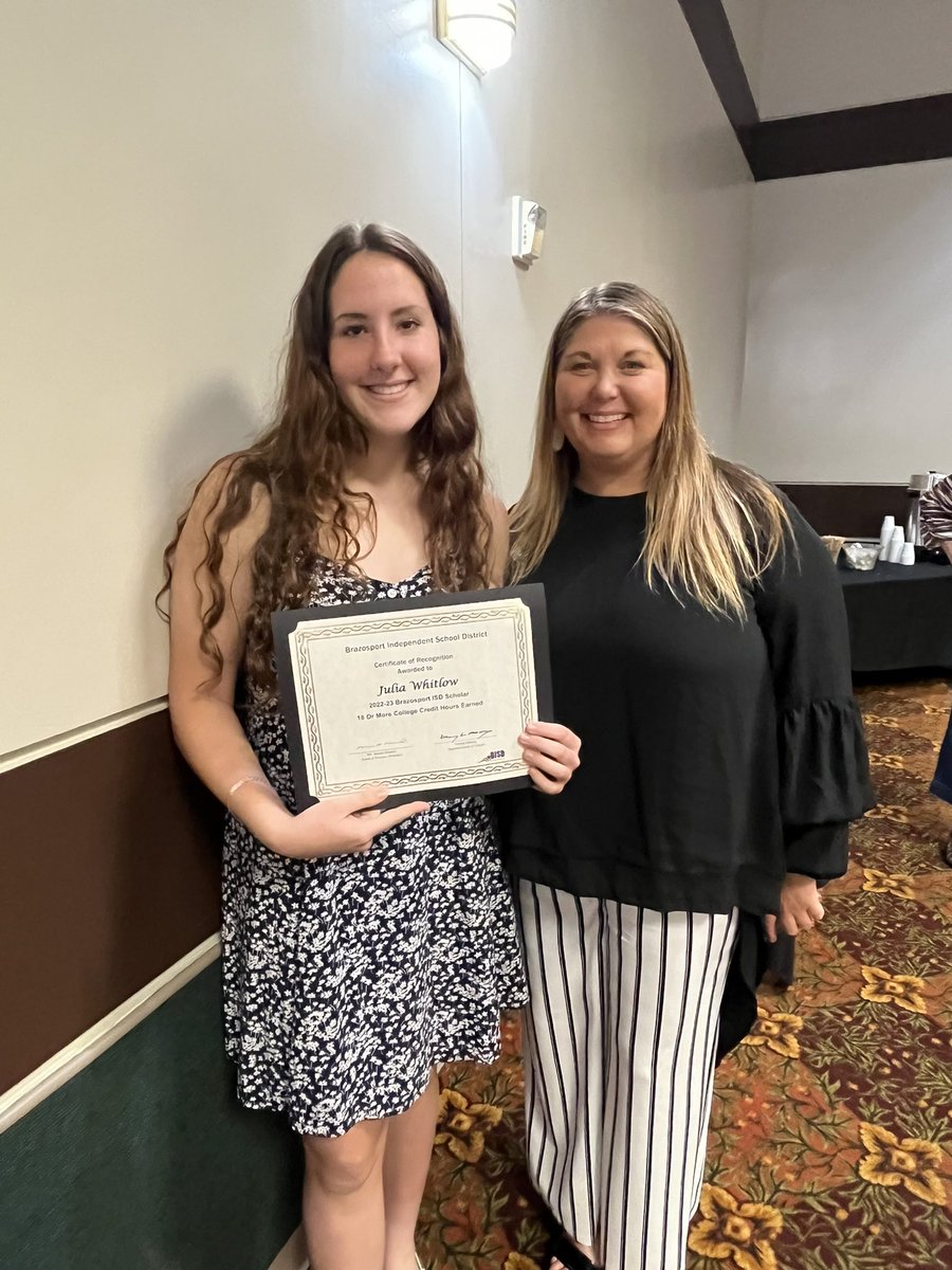 JenLGuerra's tweet photo. Thankful for #BISD for their education standard. Juls will graduate with 30 college credit hours all obtained while in high school! Were especially thankful for Coach Blank for holding her athletes to a higher standard and making excellence mandatory! #BISDPride #scholarstudent https://t.co/rrEk6eUOOm