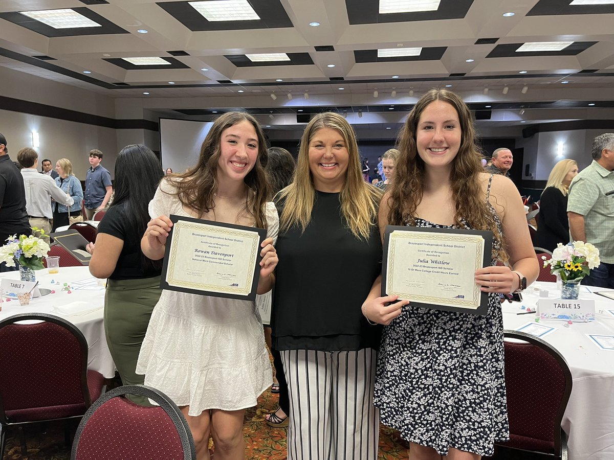 JenLGuerra's tweet photo. Thankful for #BISD for their education standard. Juls will graduate with 30 college credit hours all obtained while in high school! Were especially thankful for Coach Blank for holding her athletes to a higher standard and making excellence mandatory! #BISDPride #scholarstudent https://t.co/rrEk6eUOOm