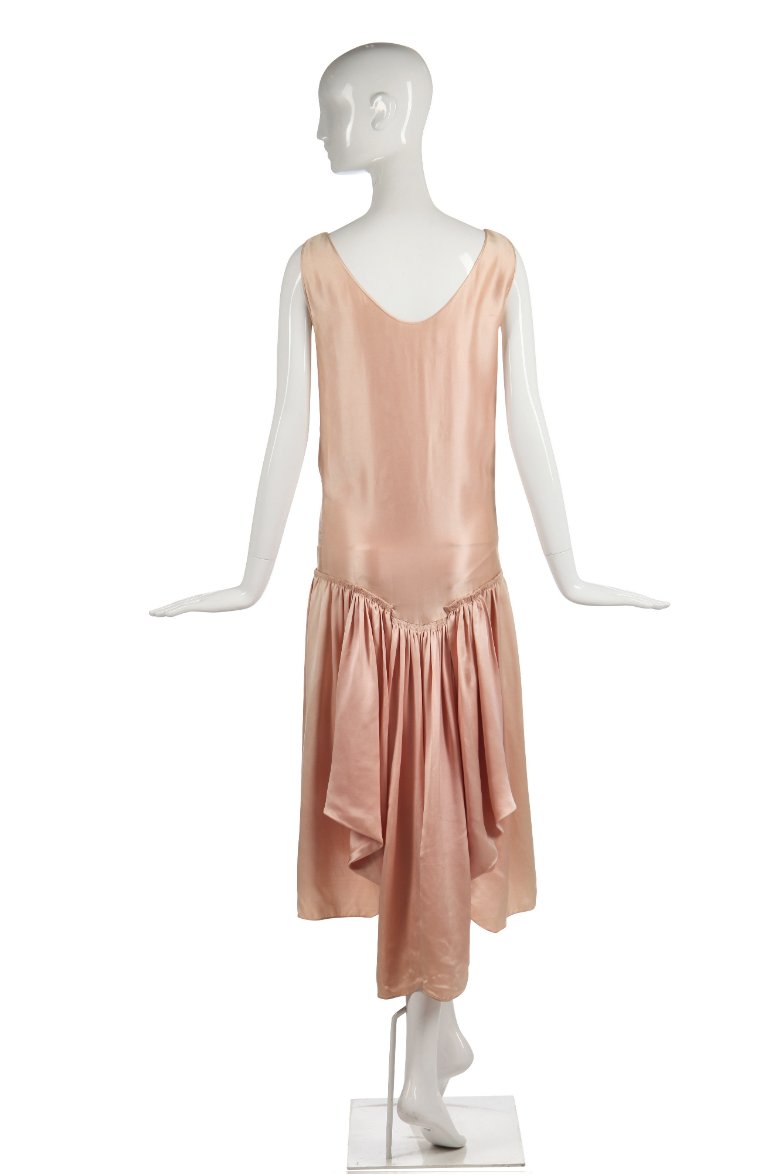 LaurenCDeutsch's tweet photo. #Ootd in #CherryBlossompink is this 1925-6 Louiseboulanger dress. As the @metmuseum contests, the highest praise of Boulanger was made by  Mary Brooks Picken who said "If Paris dresses might be referred to as chic..., [her] clothes could be called ‘superchic." #Fashionhistory https://t.co/G6Z3tPLaIP