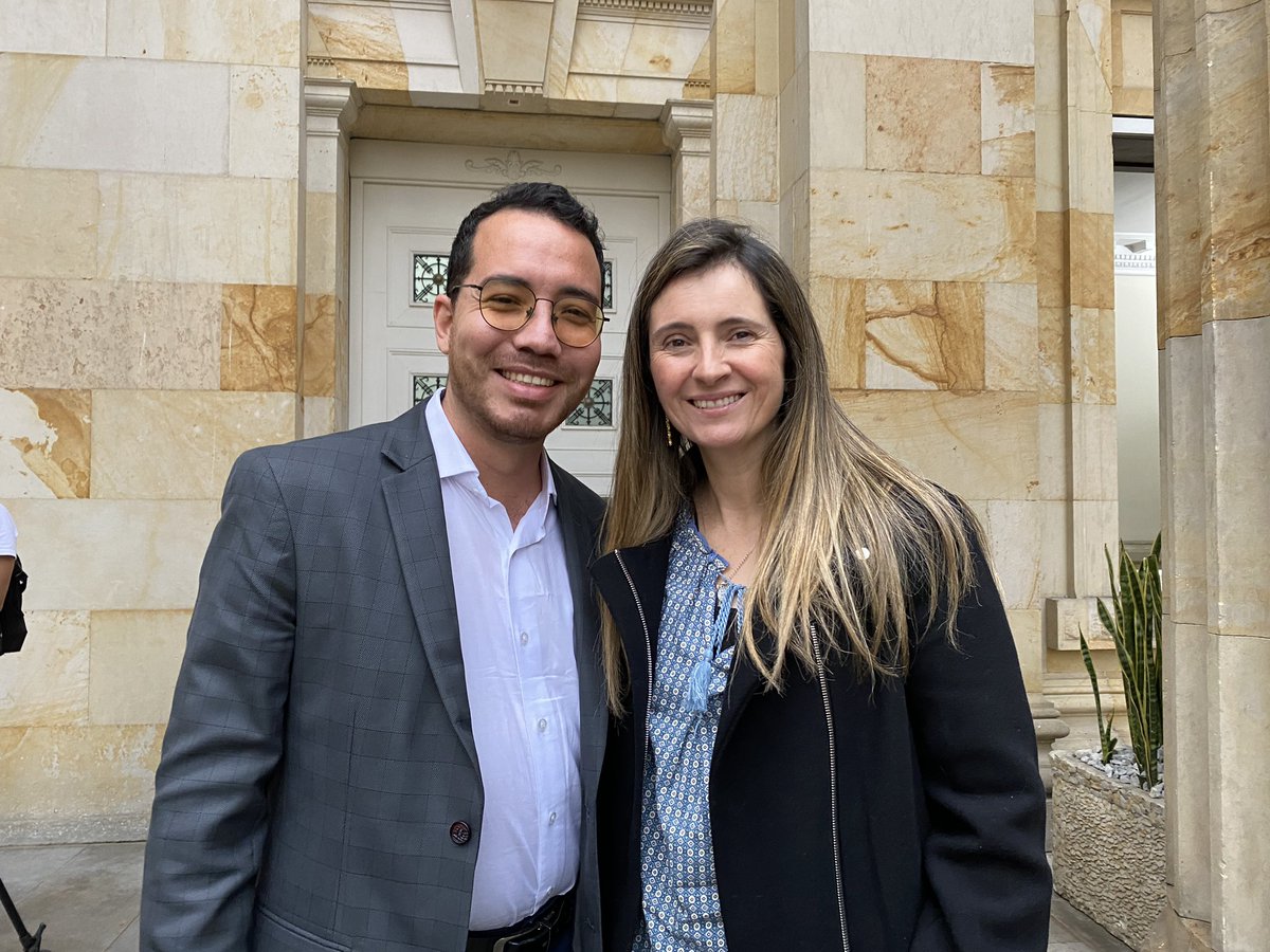 Hoy compartimos con la senadora <a href="/PalomaValenciaL/">Paloma Valencia L</a> el actual momento de el país, en especial la zona de frontera #Cúcuta donde los índices de violencia no dejan de subir. Hablamos del reclutamiento forzado que sufren los jóvenes a causa de estos grupos ilegales y de paz.