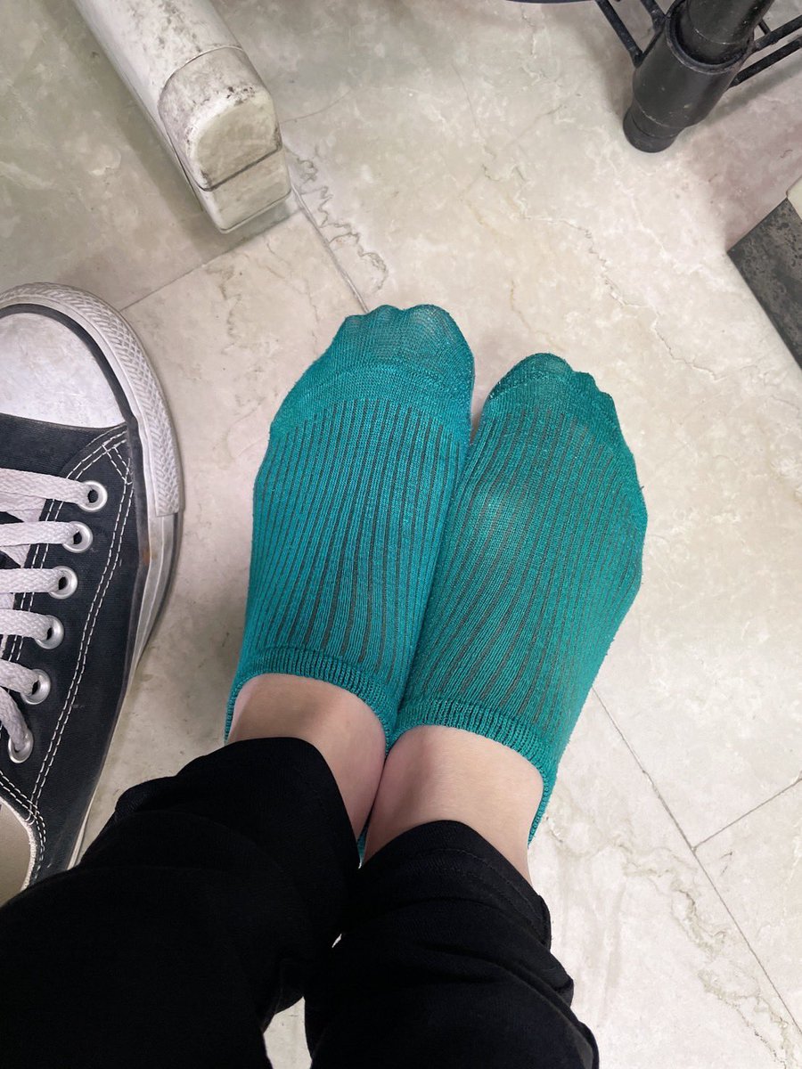 朋友要換鞋囉，鞋襪一起賣，今晚她下班就可以寄出了，一樣會有換鞋影片，全身照片，人很正😝

2000含運 先匯款先贏