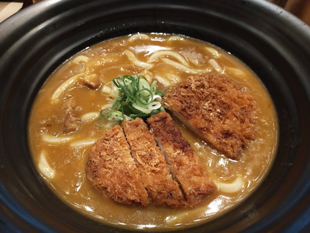 昨日ですが東京に来ました。着いたのが羽田空港だったので、第3ターミナルにある江戸小路に来てみました。めっちゃ江戸！！外国からのお客さんがたくさんでしたー。

うどんの名店つるとんたんもあるので、カツカレーうどんを食べてみる。美味し。 https://t.co/17XexccjZN