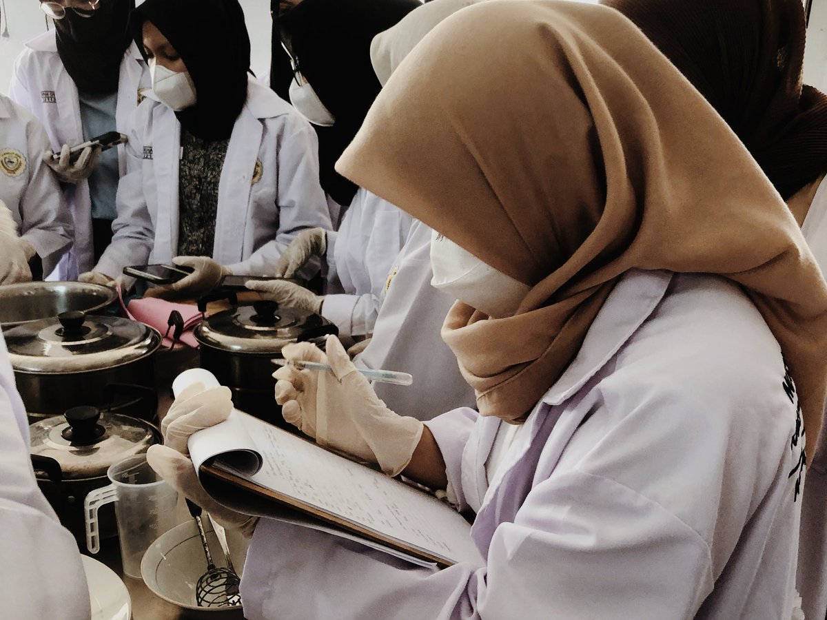 studyjaem's tweet photo. Praktikum ilmu bahan makanan kemarin!! 🍳✨ https://t.co/0mjx4OvP1G