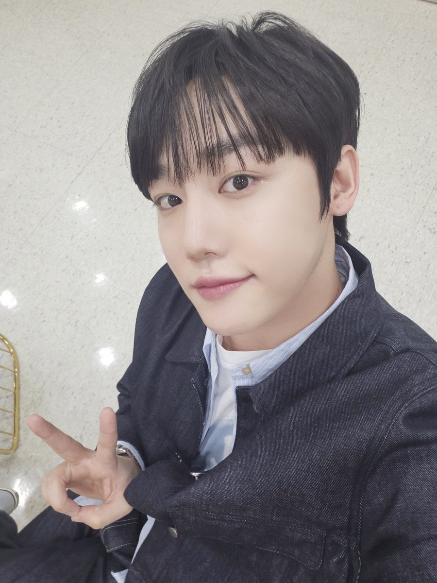 GoldenChild's tweet photo. [💡] #골드니스 여러분!
잠시 후 PM 7:30 MBC M #주간아이돌
#이장준 이 출연합니다. 
⭐스페셜 MC 짱준⭐이와 함께 
웃을☺ 준비 됐다면 #주간아 에서 만나요❣

#GoldenChild #골든차일드 #GNCD
#LeeJangJun https://t.co/XNF3JmnK81