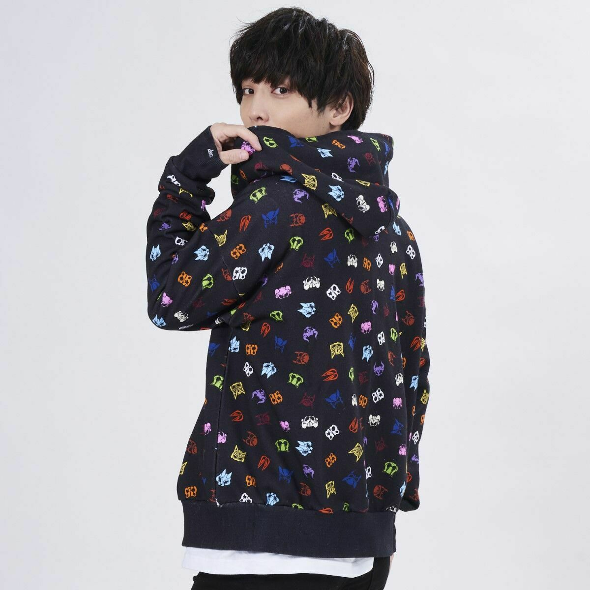 仮面ライダーギーツ より ライダーコアIDのライダーマークが総柄で