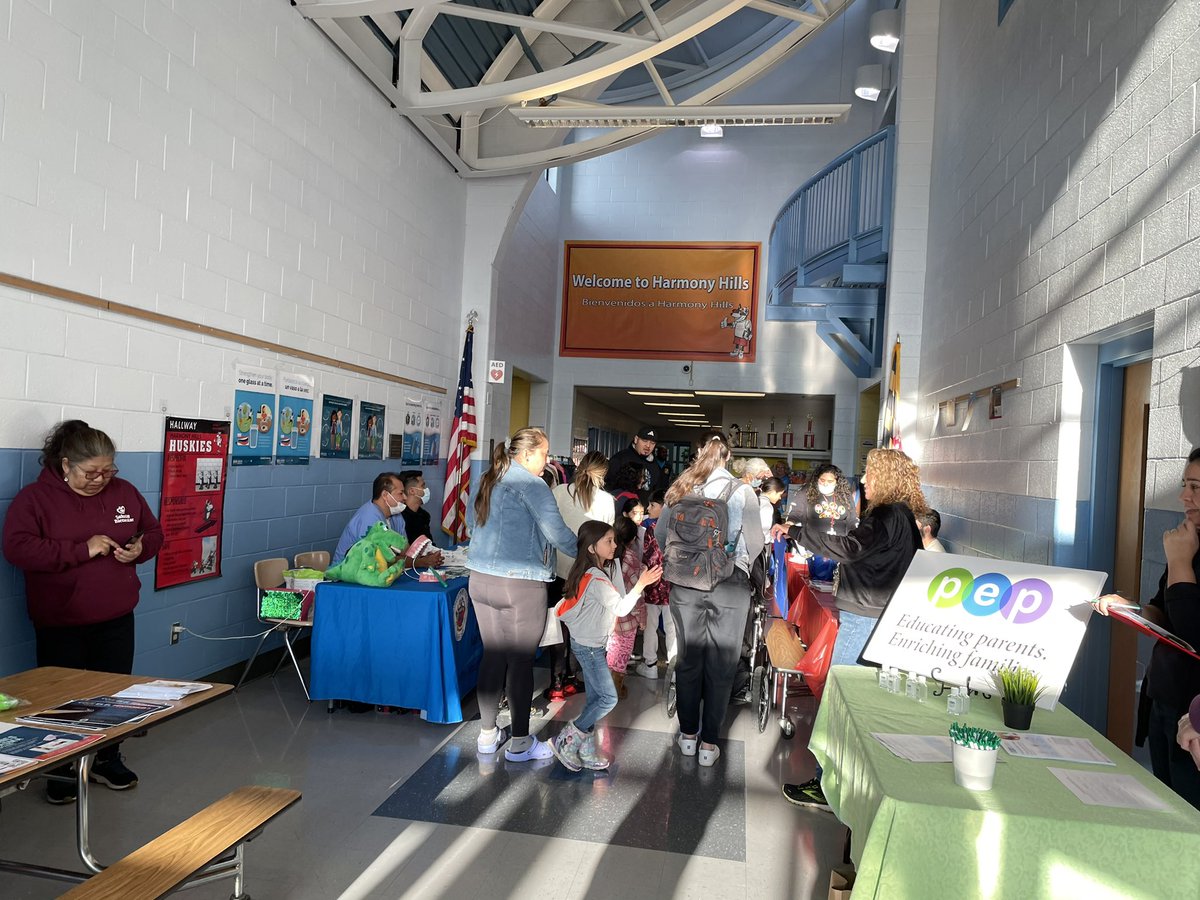 GloriaJCSL's tweet image. Thank you to all the vendors &amp;amp; community partners who came out to support our  @HHESHUSKIES Family Health &amp;amp; Wellness Night event  @MoCoDHHS #dentalprogram #latinohealthinitiative @somdmo #parentencouragementprogram  @SNAP_Ed @HHESBeWell365 @MCPSCommunitySc