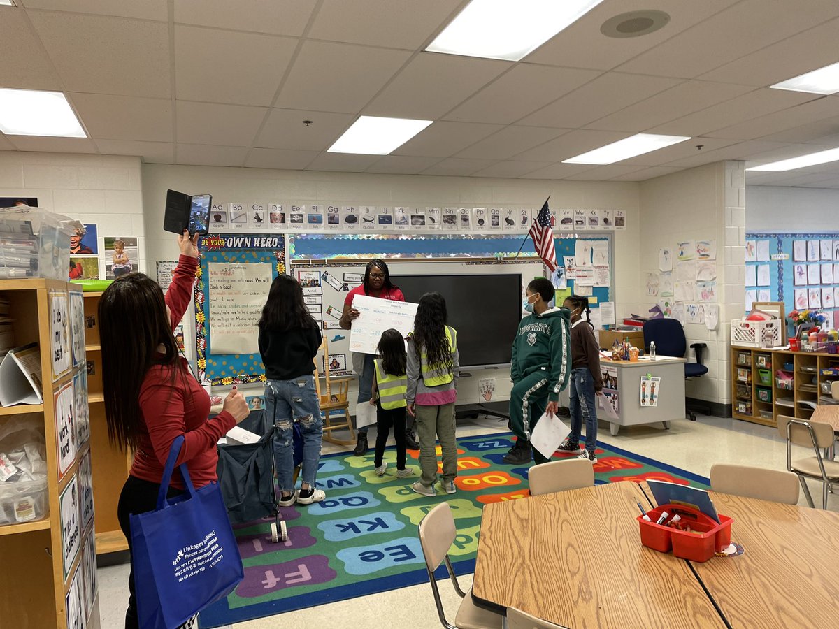 GloriaJCSL's tweet image. Thank you to all the vendors &amp;amp; community partners who came out to support our  @HHESHUSKIES Family Health &amp;amp; Wellness Night event  @MoCoDHHS #dentalprogram #latinohealthinitiative @somdmo #parentencouragementprogram  @SNAP_Ed @HHESBeWell365 @MCPSCommunitySc