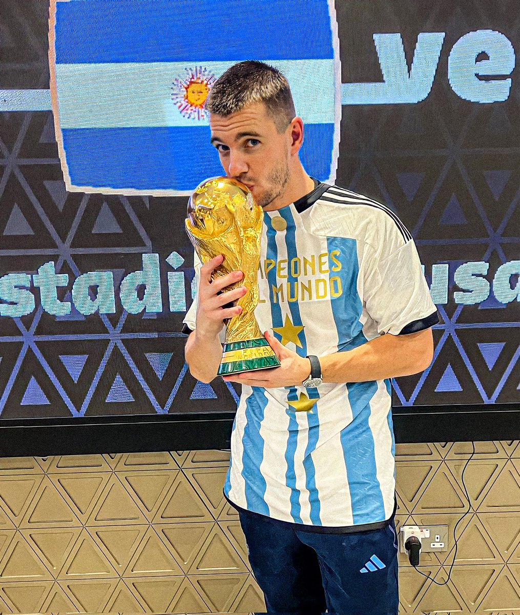 🗣️ «Es un momento muy emocionante volver a ponerme la camiseta más linda de todas. En una lesión larga pasas momentos muy duros. Cuando me enteré que me tenía que operar, tuve 3 o 4 días que lo único que hacía erra llorar dentro del baño».

🇦🇷🥲 Giovani Lo Celso.