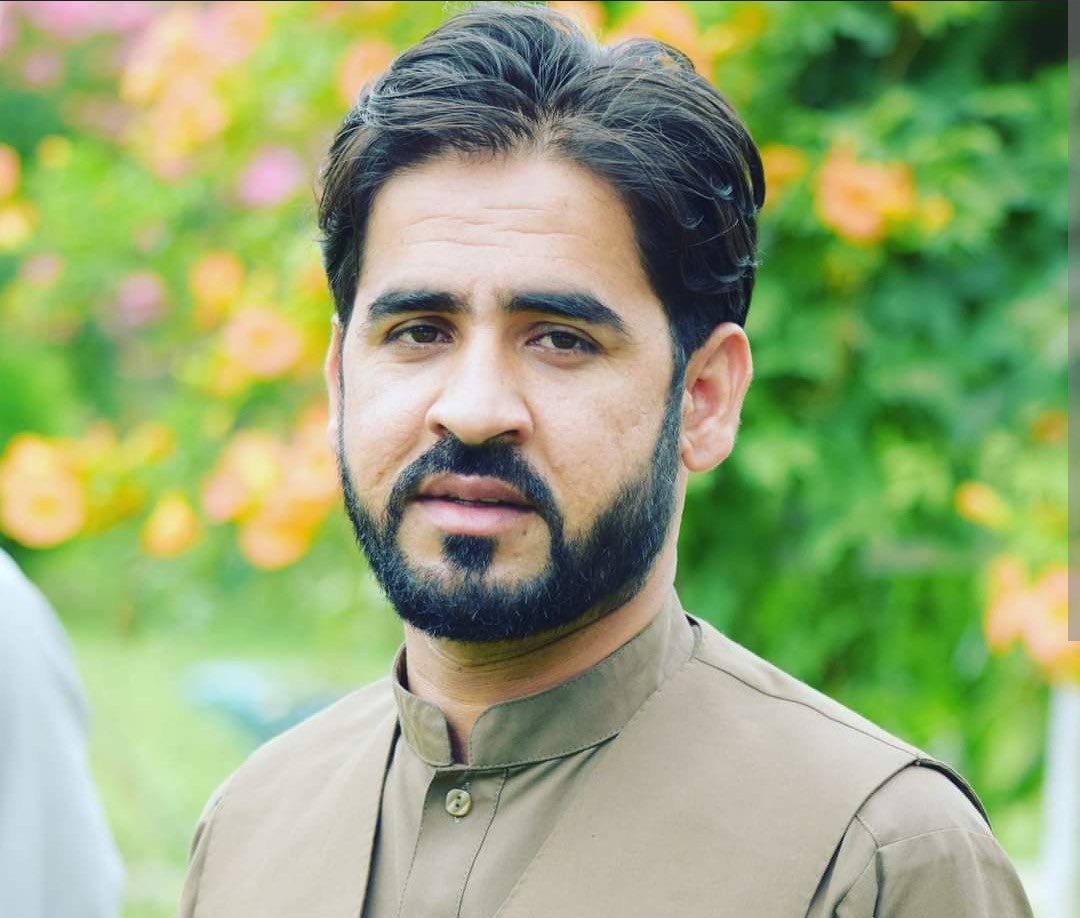 YarTaraky's tweet photo. مطيع الله ویسا د طالبانو څیره خلکو ته یو ځل بیا ور وښودله . دا خلک د پوهی او ښونځی ضد دی . ویسا ډیر زړه ور او قهرمان ځوان دی . مطيع الله ویسا دی ژوندی وی.  #FreeMatiullahWesa https://t.co/zbnpBgsYUt